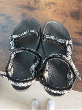 Teva Black Floral-Pattern Sport Sandals
Size 8 worn maybe 6 times.